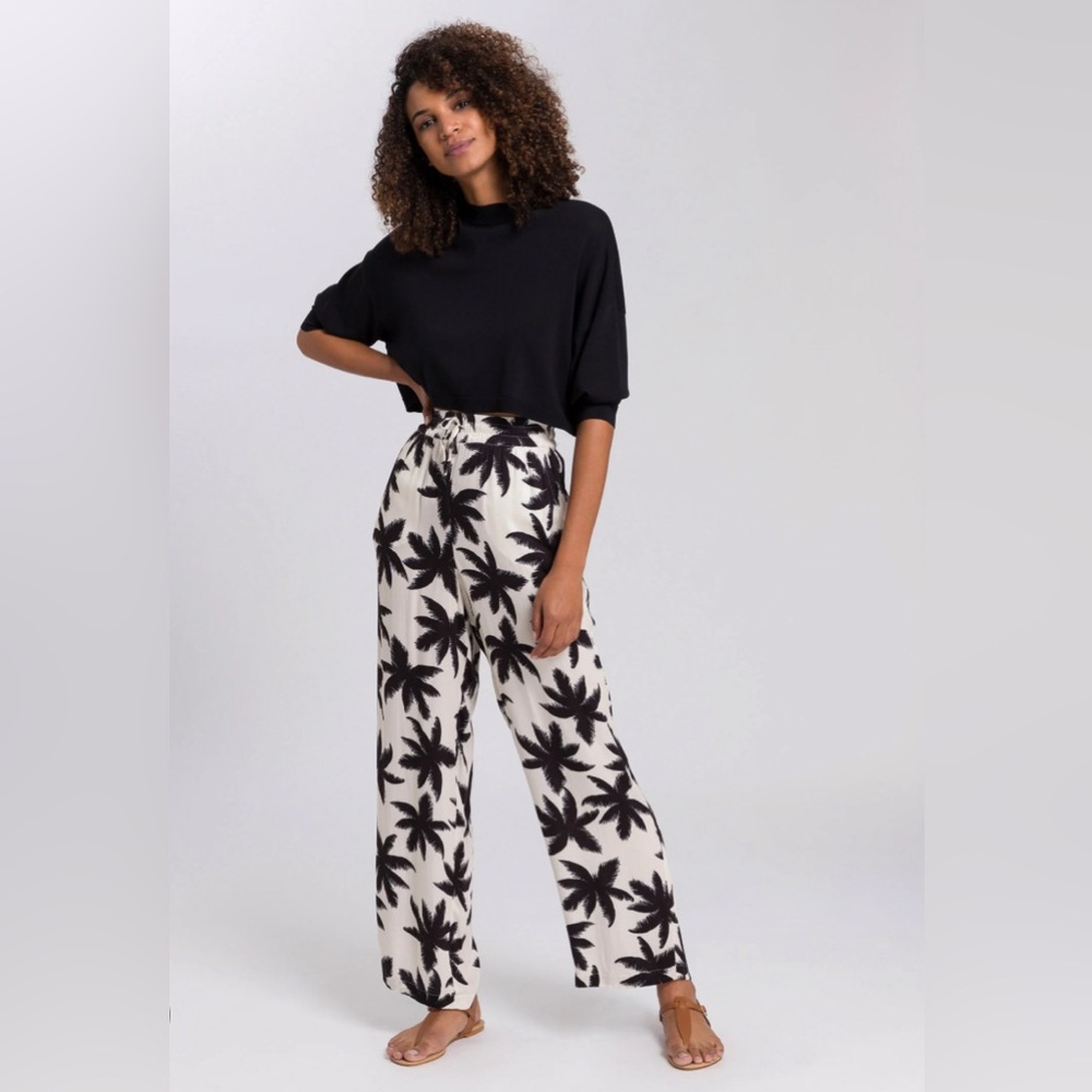 NWT Marc Aurel white pull on satin finish trouser with black palm tree print
